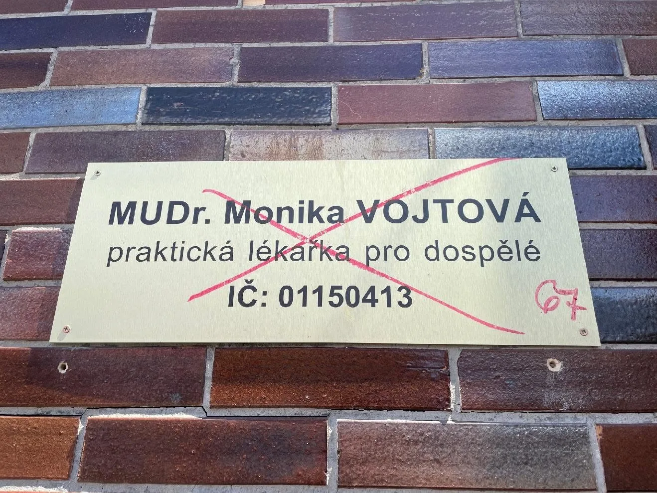 Neznámý vandal přepsal ceduli u doktorky, pacienty poslal na neexistující adresu