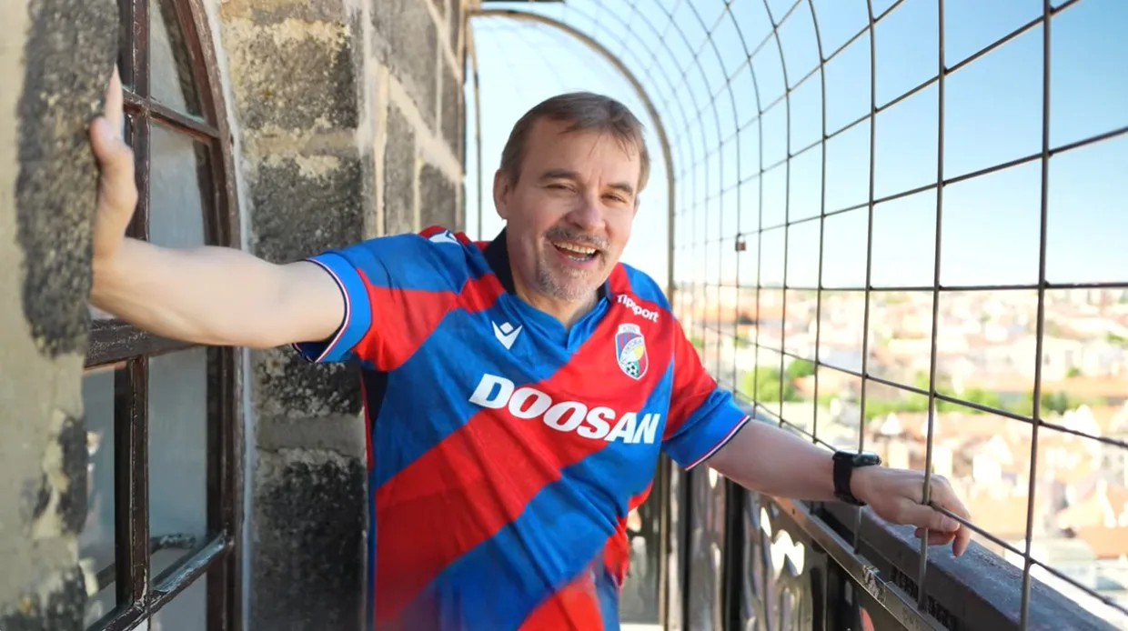 Biskup Holub vyběhl na věž chrámu sv. Bartoloměje. Vyzval lidi k neobvyklému závodu