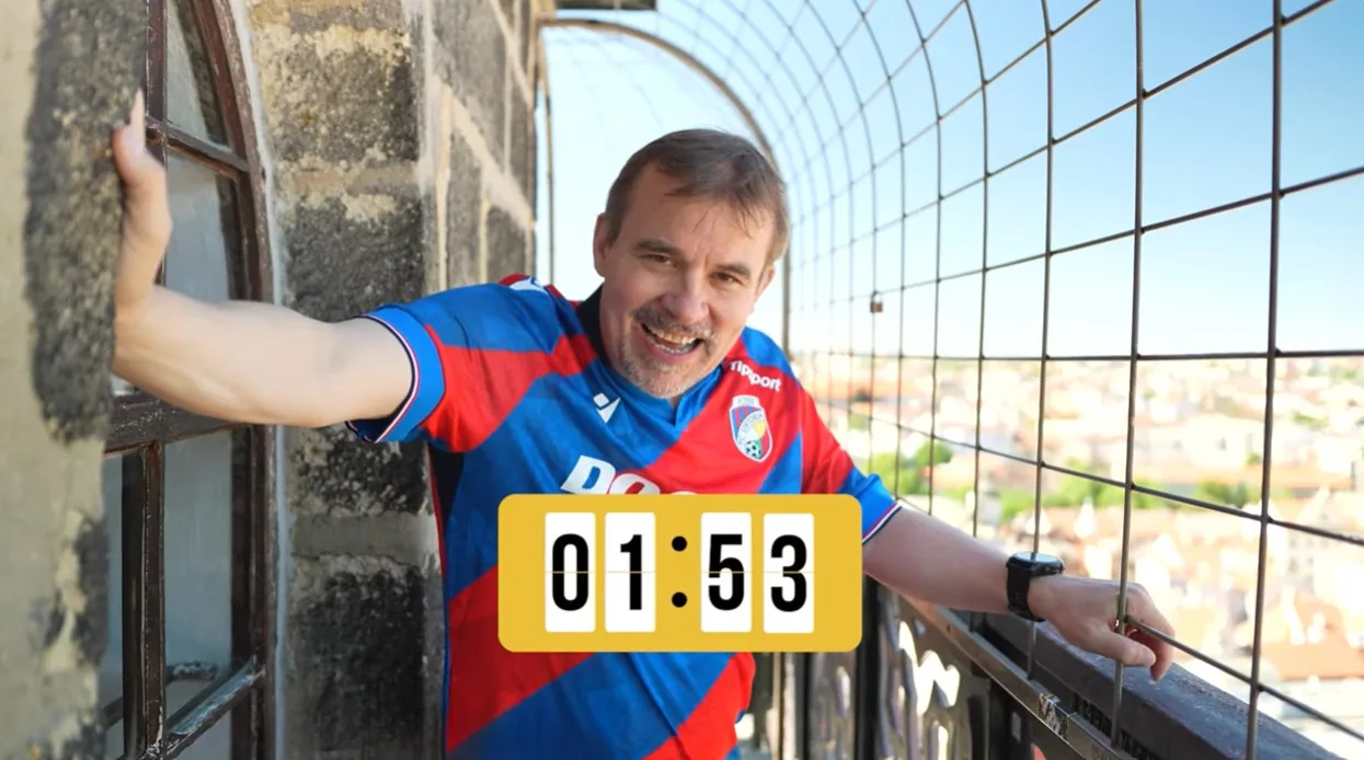 Biskup Holub vyběhl na věž chrámu sv. Bartoloměje. Vyzval lidi k neobvyklému závodu