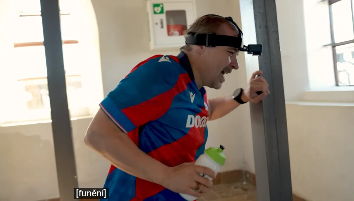 Biskup Holub vyběhl na věž chrámu sv. Bartoloměje. Vyzval lidi k neobvyklému závodu