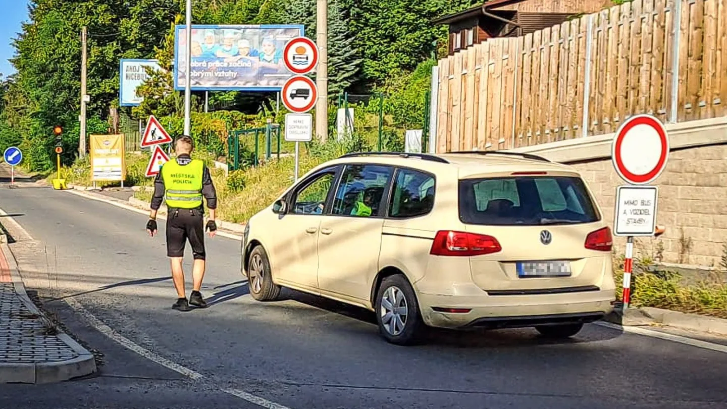 Zmatky na rekonstruované silnici. Řidiči projíždějí zákazem a ohrožují dělníky