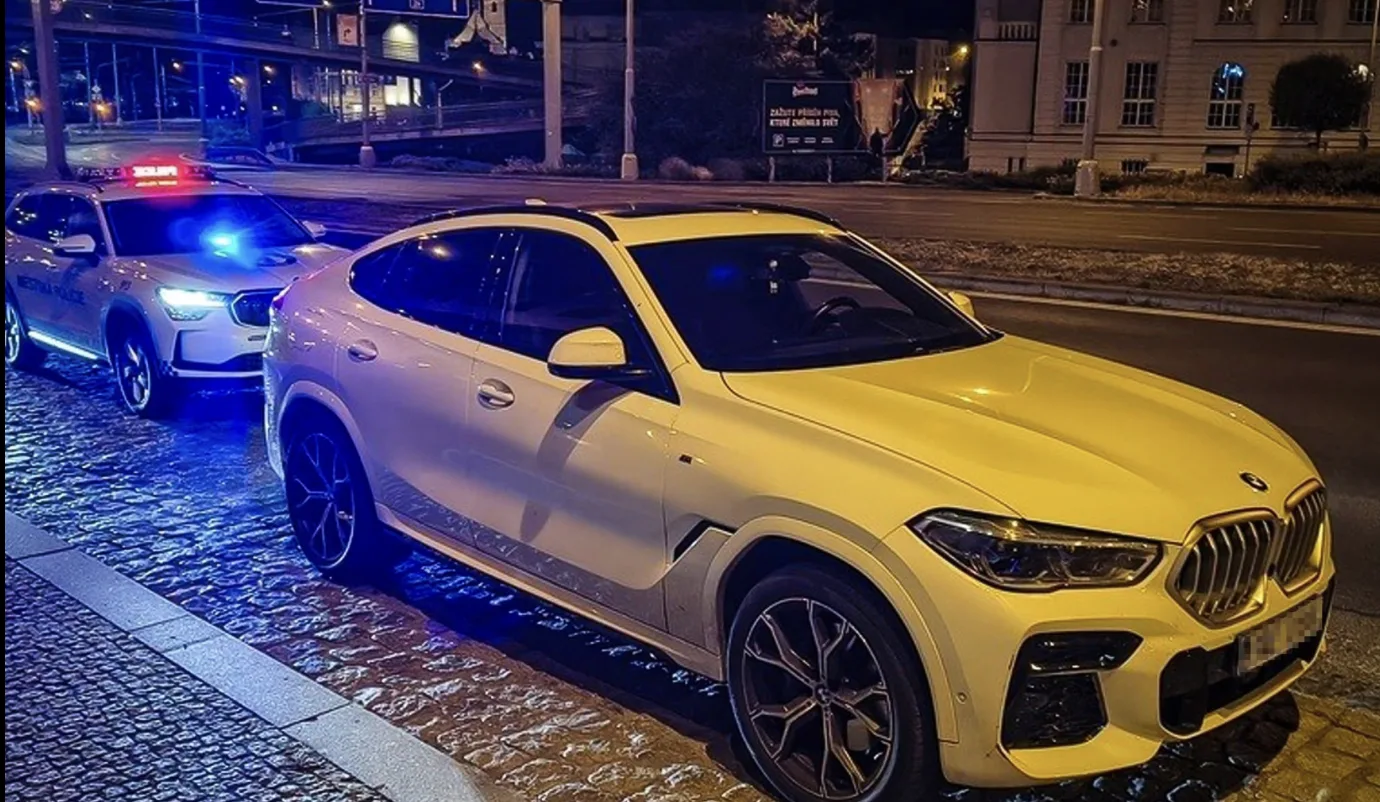 Řidič BMW projel v Plzni na červenou. Nadýchal přes 0,8 promile, ve voze vezl děti.