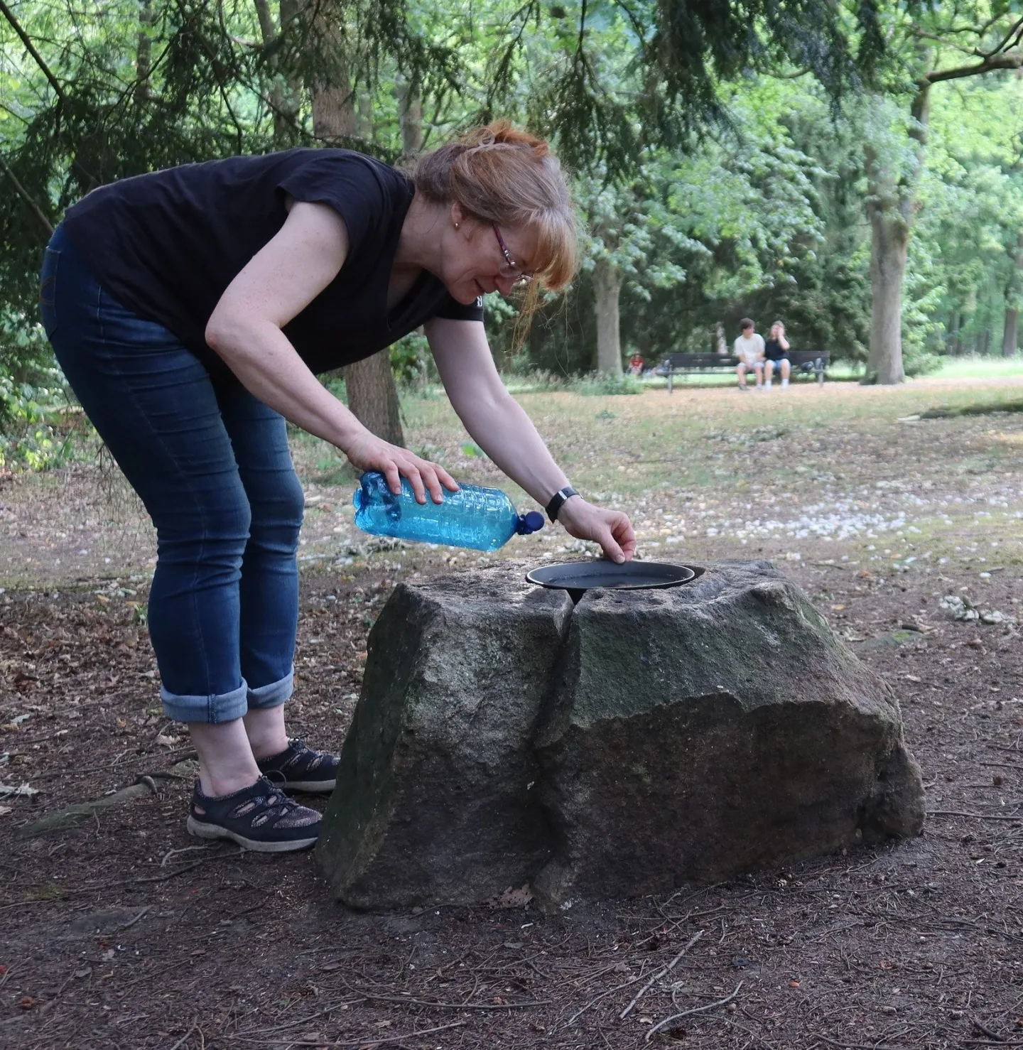 Do batohu si žena naloží sedm litrů vody a vyráží v horku do parku pomáhat zvířatům