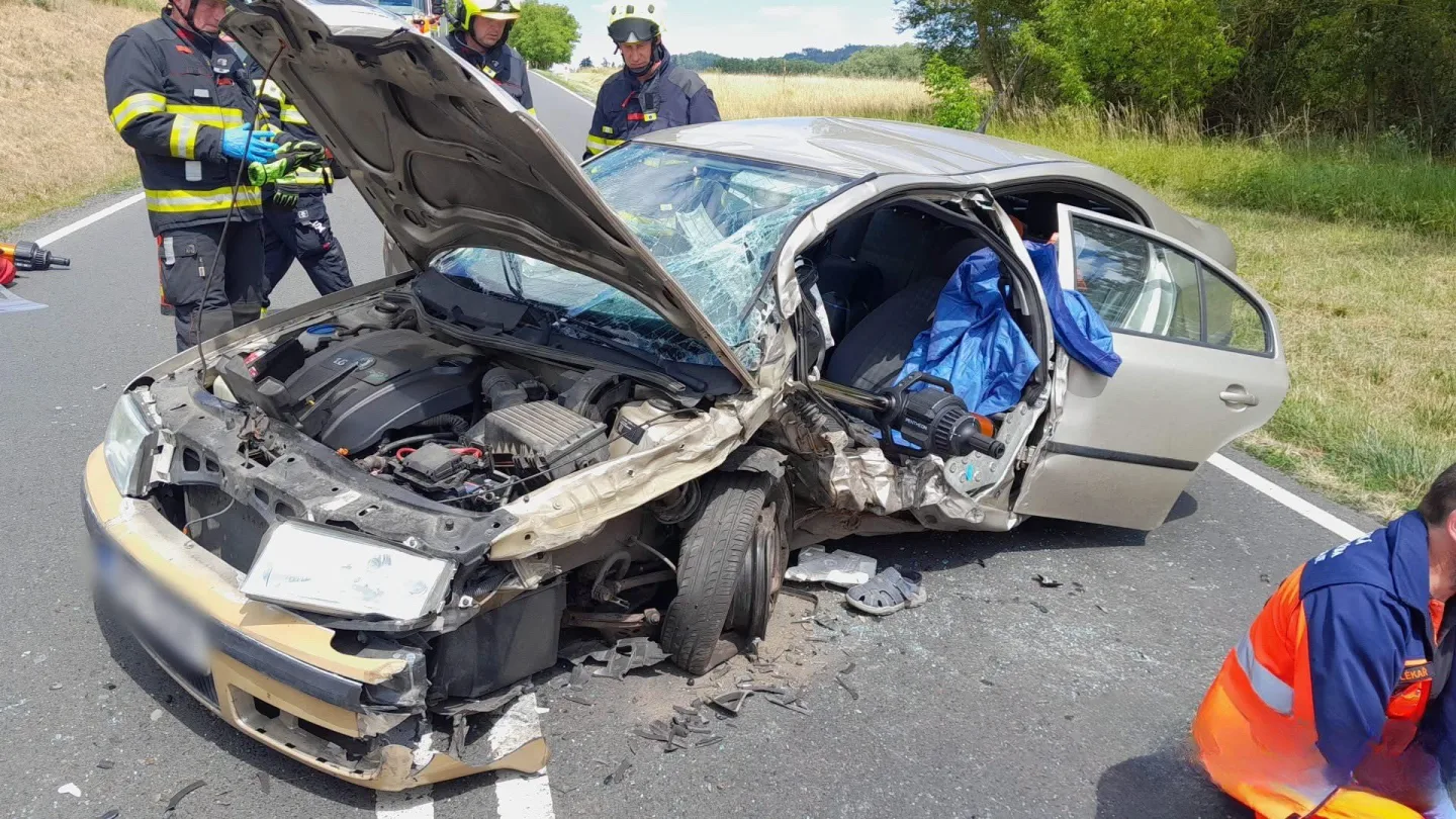 Šest lidí se zranilo při srážce dvou osobních automobilů