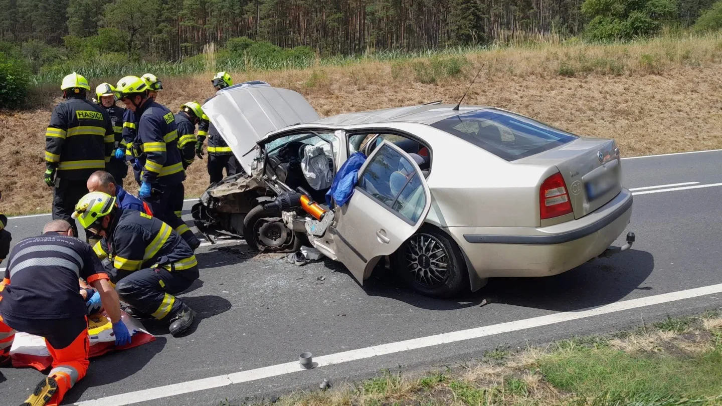Šest lidí se zranilo při srážce dvou osobních automobilů