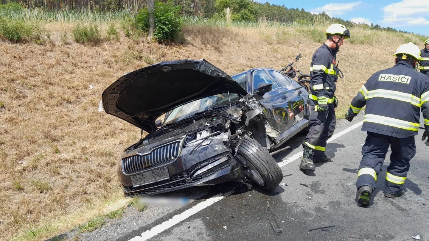 Šest lidí se zranilo při srážce dvou osobních automobilů