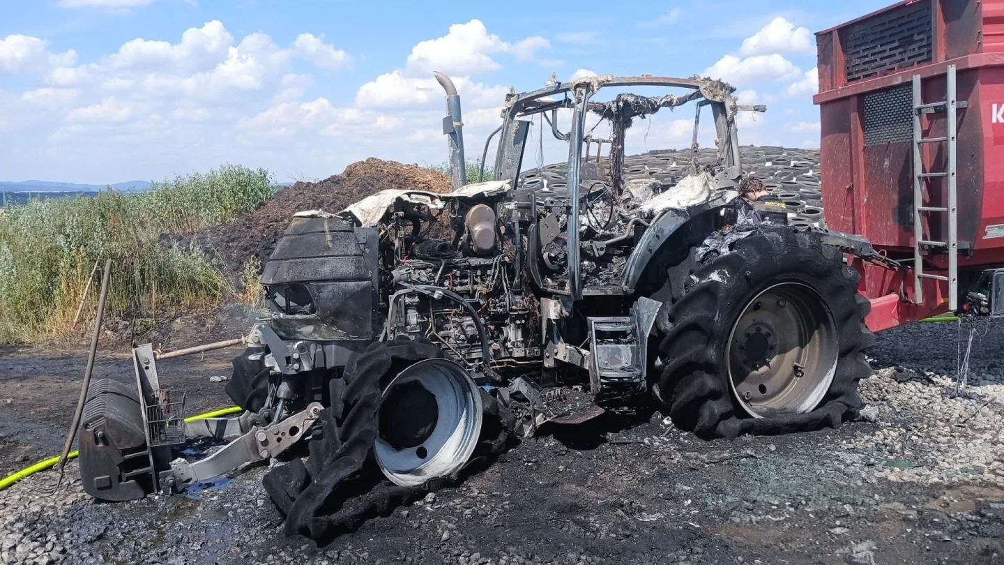 Oheň zcela pohltil a zdevastoval traktor, škody jdou do milionů