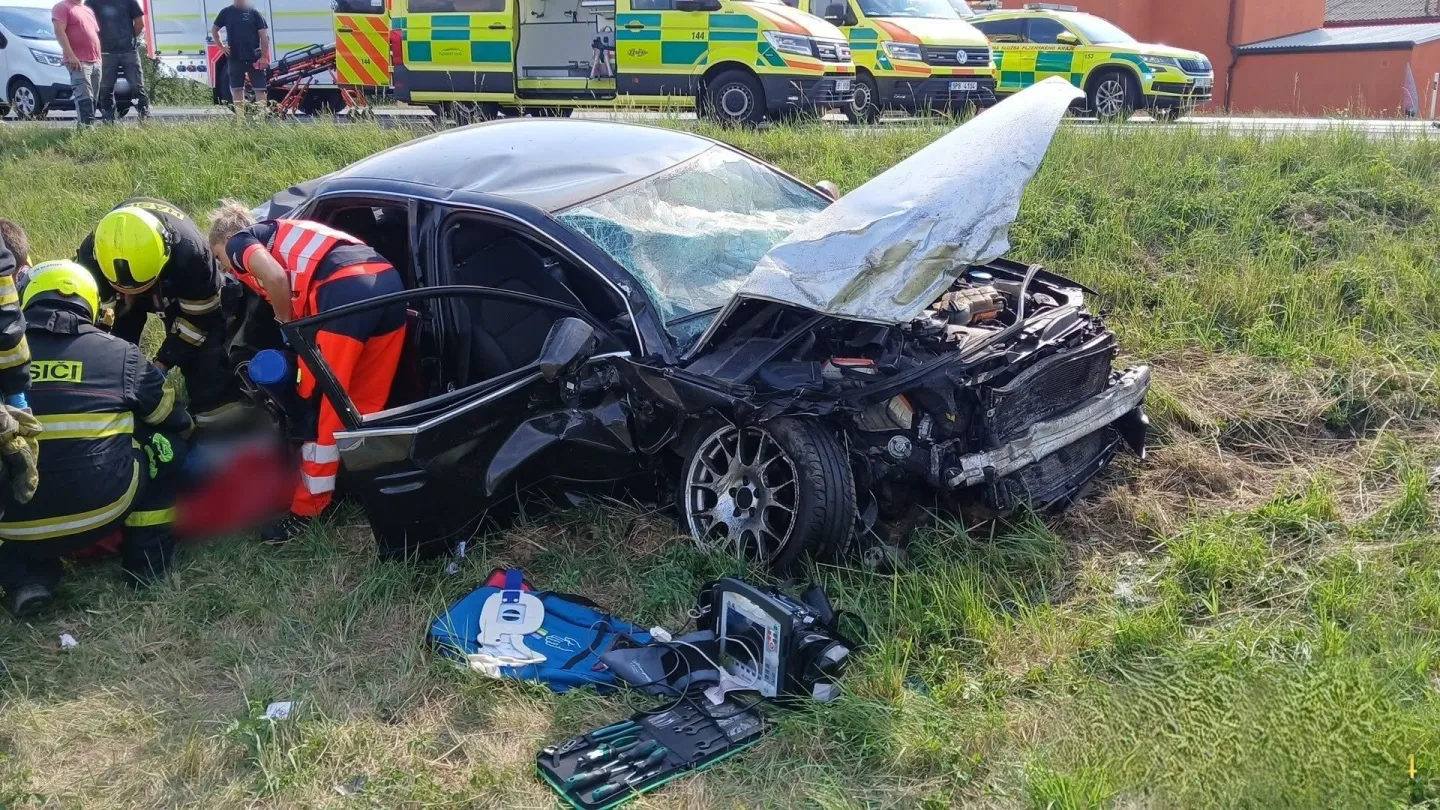 Při srážce dvou osobních aut se zranili čtyři lidé, zasahoval i vrtulník záchranářů