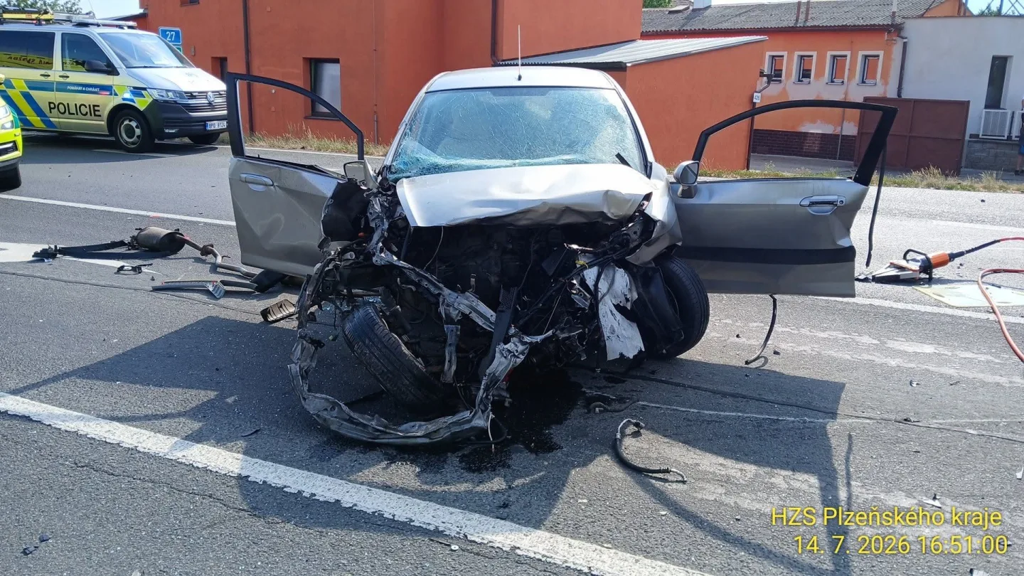 Při srážce dvou osobních aut se zranili čtyři lidé, zasahoval i vrtulník záchranářů