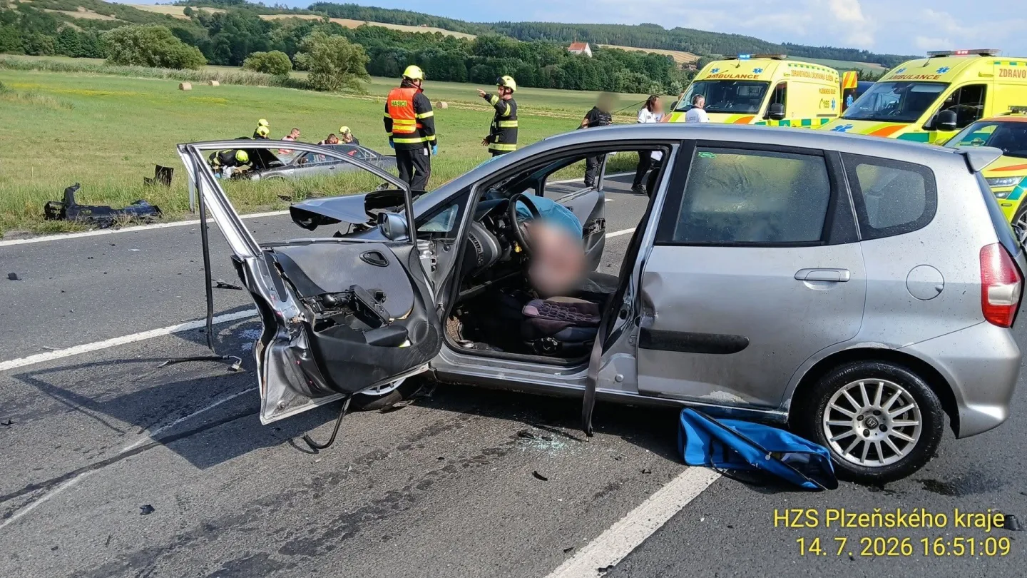 Při srážce dvou osobních aut se zranili čtyři lidé, zasahoval i vrtulník záchranářů