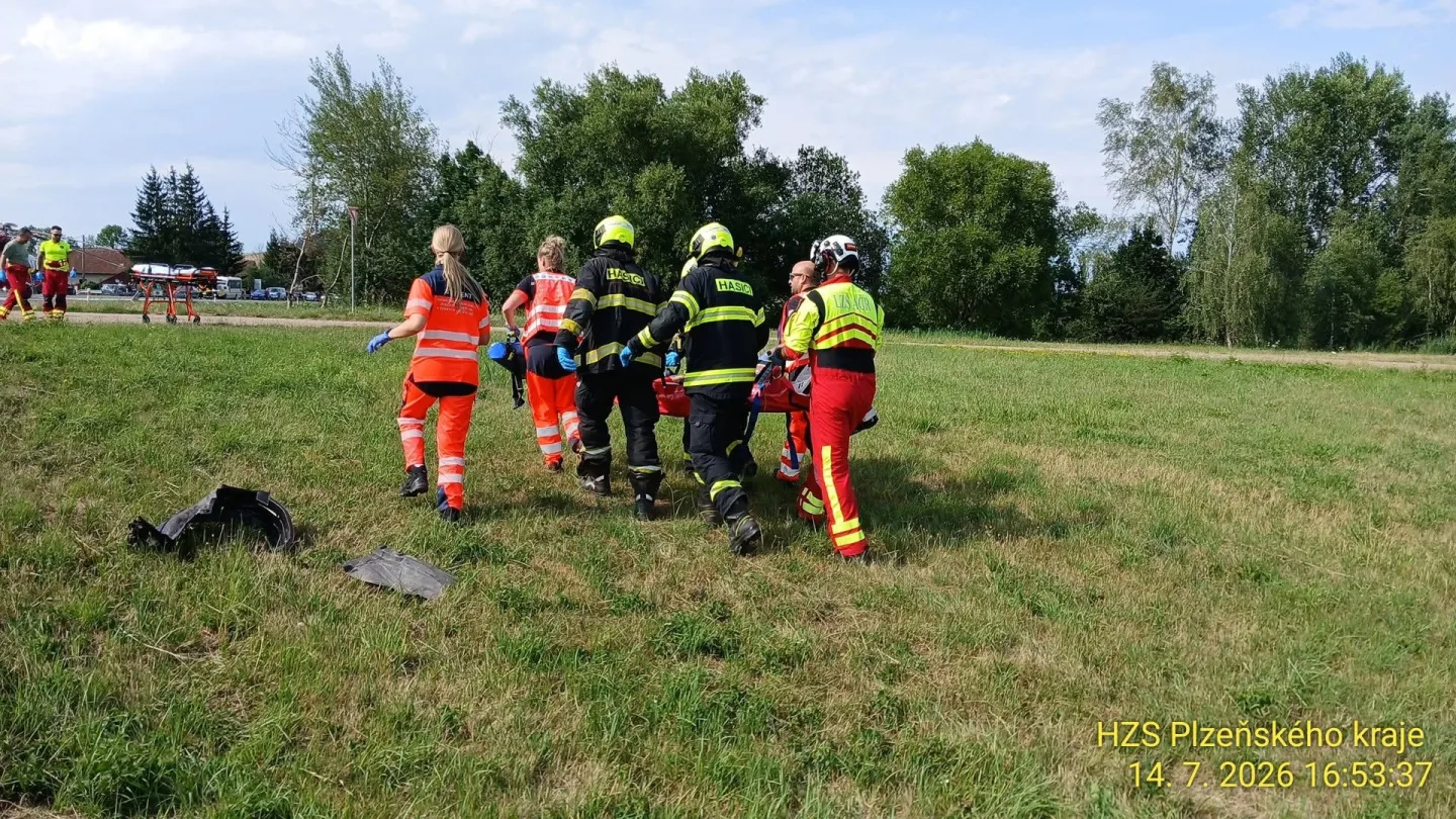 Při srážce dvou osobních aut se zranili čtyři lidé, zasahoval i vrtulník záchranářů