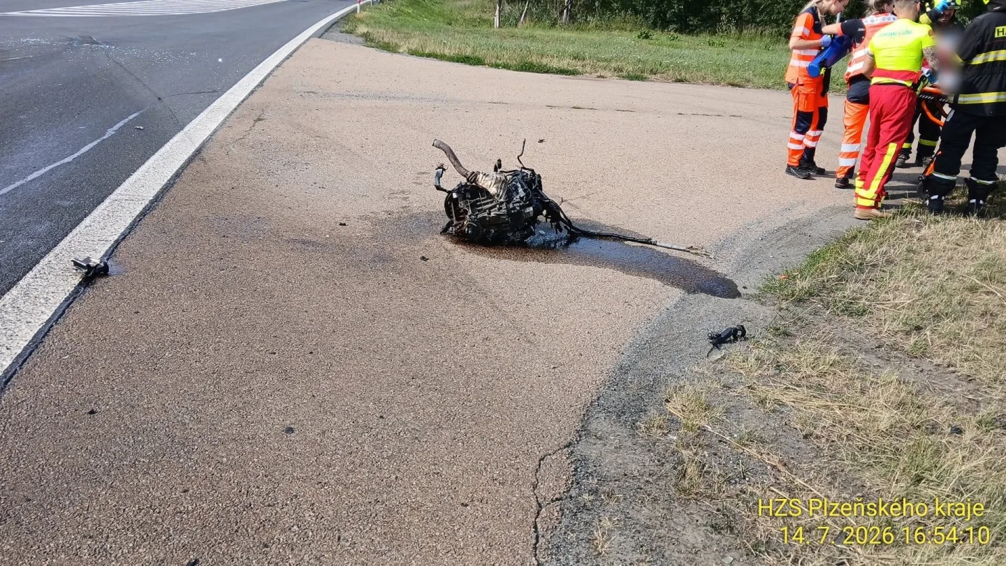 Při srážce dvou osobních aut se zranili čtyři lidé, zasahoval i vrtulník záchranářů