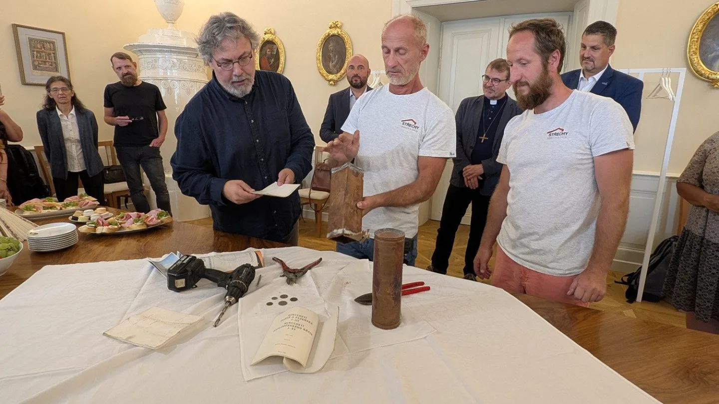 Katedrála vydala svá tajemství, věžička ukrývala schránky s poselstvím