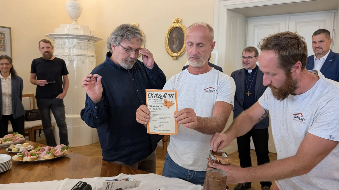 Katedrála vydala svá tajemství, věžička ukrývala schránky s poselstvím
