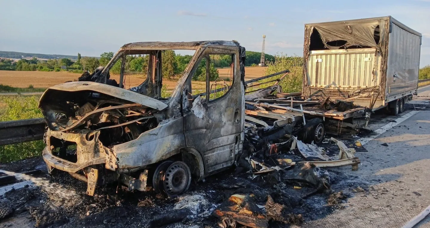 Požár dodávky s přívěsem ochromil dálnici D5, hasiči řešili masivní únik nafty