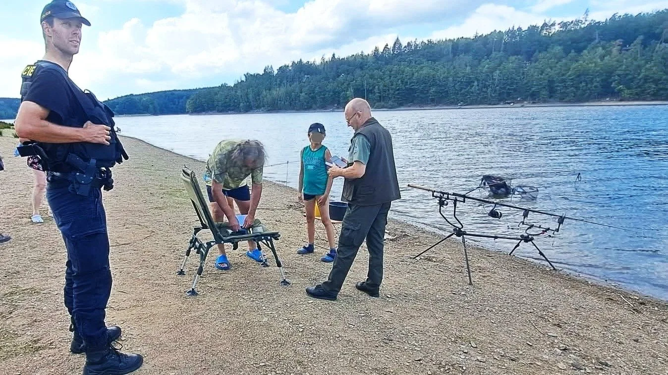 Policisté opět kontrolovali rybáře na přehradě Hracholusky