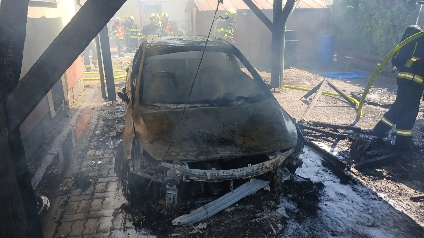 Plameny pohltily pergolu a vzápětí i auto. Hrozilo, že zachvátí i rodinný dům