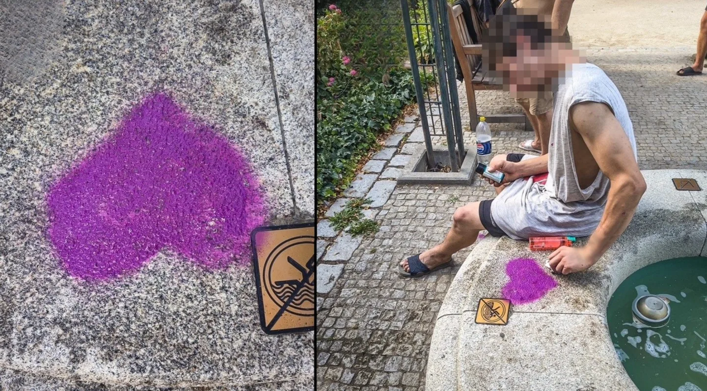 Neobvyklé fialové dílo na kašně vzbudilo pozornost. Autor seděl o pár kroků dál