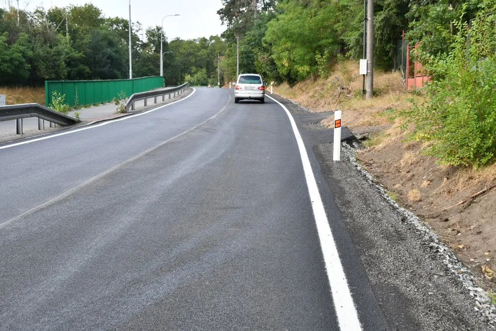 Řidičům se o něco uleví. Po měsíci skončila oprava části důležité ulice Na Roudné