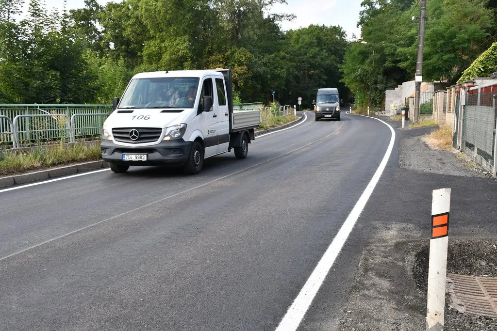 Řidičům se o něco uleví. Po měsíci skončila oprava části důležité ulice Na Roudné