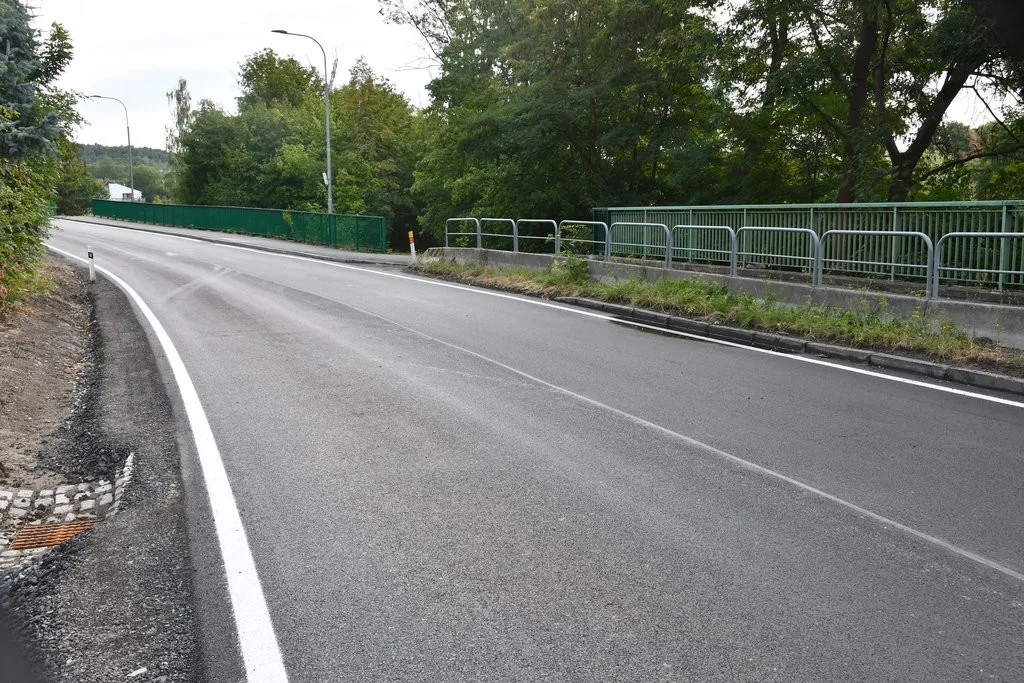 Řidičům se o něco uleví. Po měsíci skončila oprava části důležité ulice Na Roudné