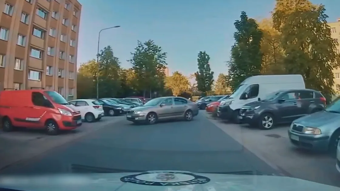 Řidič provedl bizarní manévr přímo před zraky policie. Vše zachytila jejich kamera