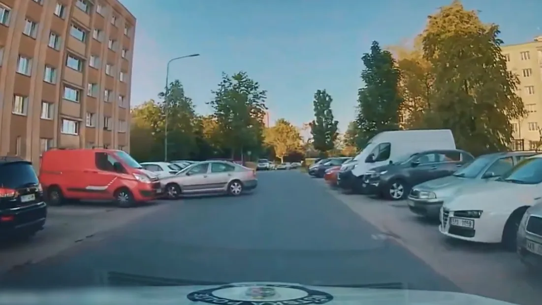 Řidič provedl bizarní manévr přímo před zraky policie. Vše zachytila jejich kamera