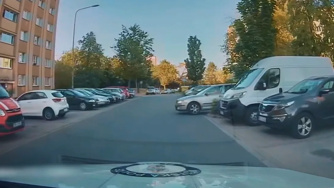 Řidič provedl bizarní manévr přímo před zraky policie. Vše zachytila jejich kamera