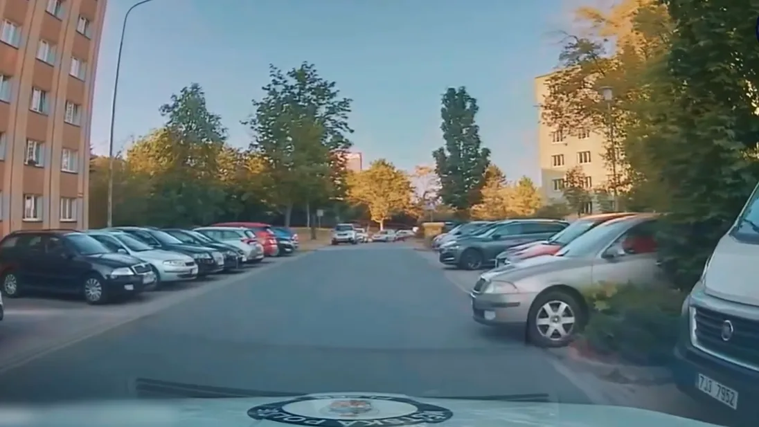 Řidič provedl bizarní manévr přímo před zraky policie. Vše zachytila jejich kamera