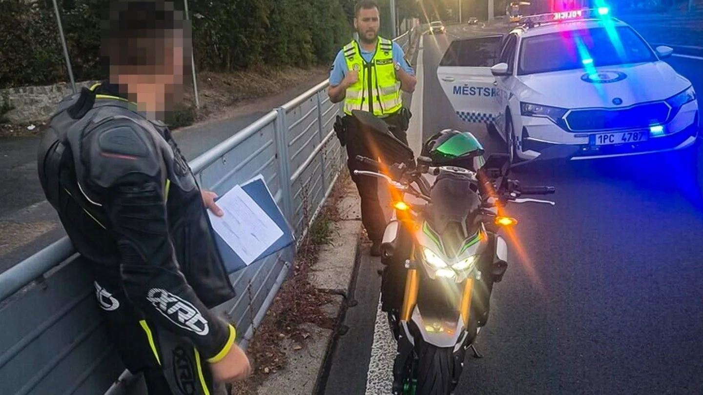 Na povolené padesátce se tento motorkář řítil městem rychlostí 120 km/h
