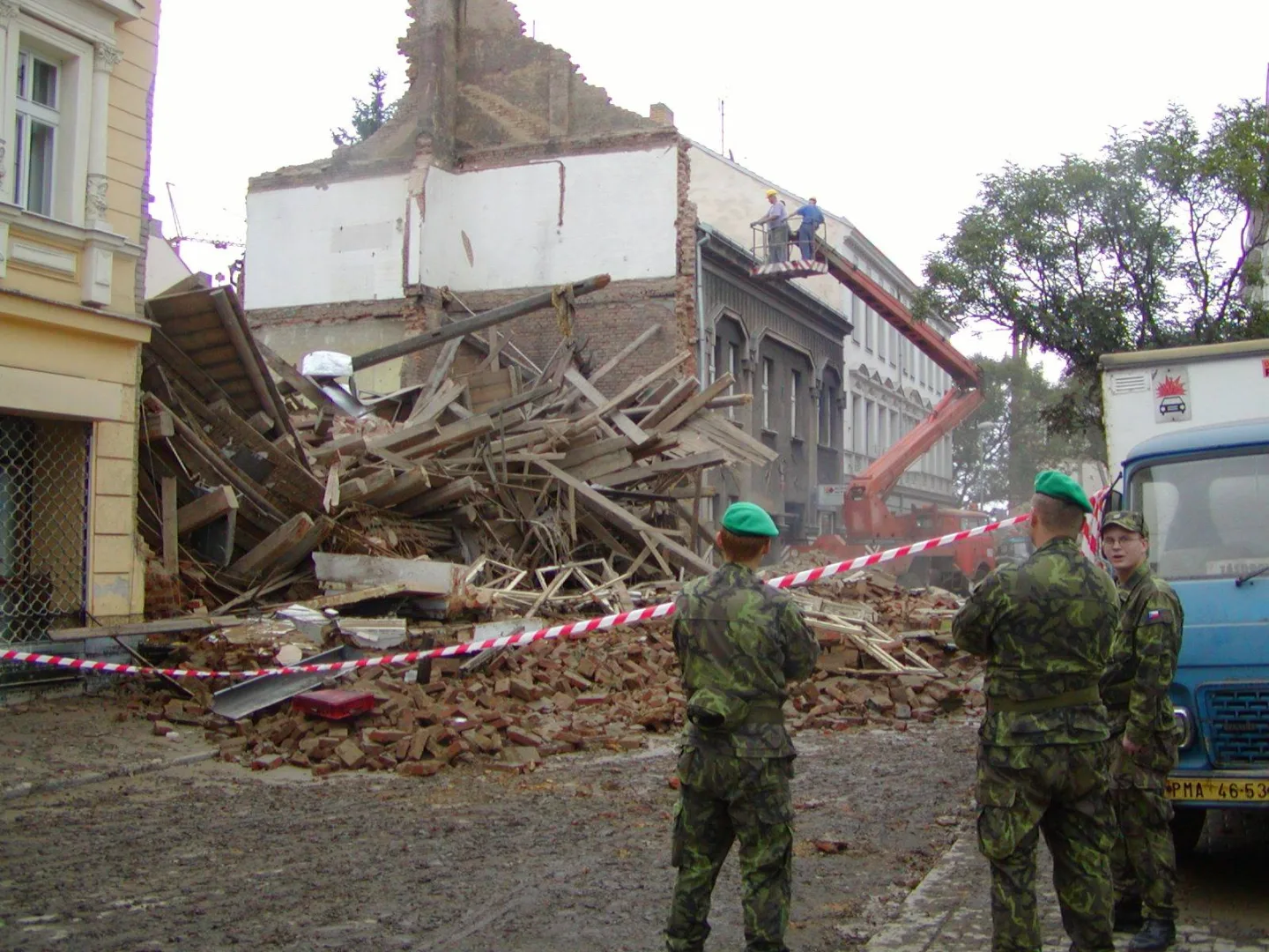 Zřícený dům na Roudné po povodních v roce 2002