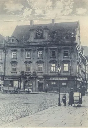 Dnes neexistující Guldenerovský dům na rohu plzeňského náměstí Republiky a ulice Bedřicha Smetany ve svých zdech ukrýval základy gotického domu vdovy Kateřiny Pabiánkové. V tomto domě byl během svého plzeňského pobytu ubytován Jan Žižka z Trocnova Dnes neexistující Guldenerovský dům na rohu plzeňského náměstí Republiky a ulice Bedřicha Smetany ve svých zdech ukrýval základy gotického domu vdovy Kateřiny Pabiánkové. V tomto domě byl během svého plzeňského pobytu ubytován Jan Žižka z Trocnova (zdroj:chvalenice.cz)