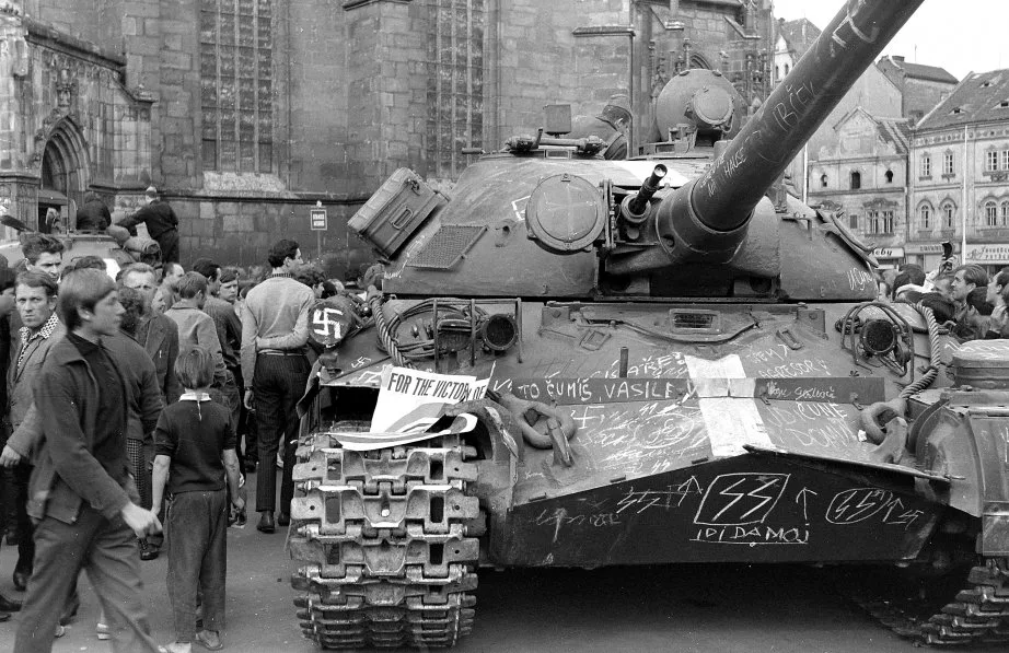 Tank u katedrály sv. Bartoloměje v srpnu 1968,  zdroj: Archiv města Plzně / Encyklopedie Plzně