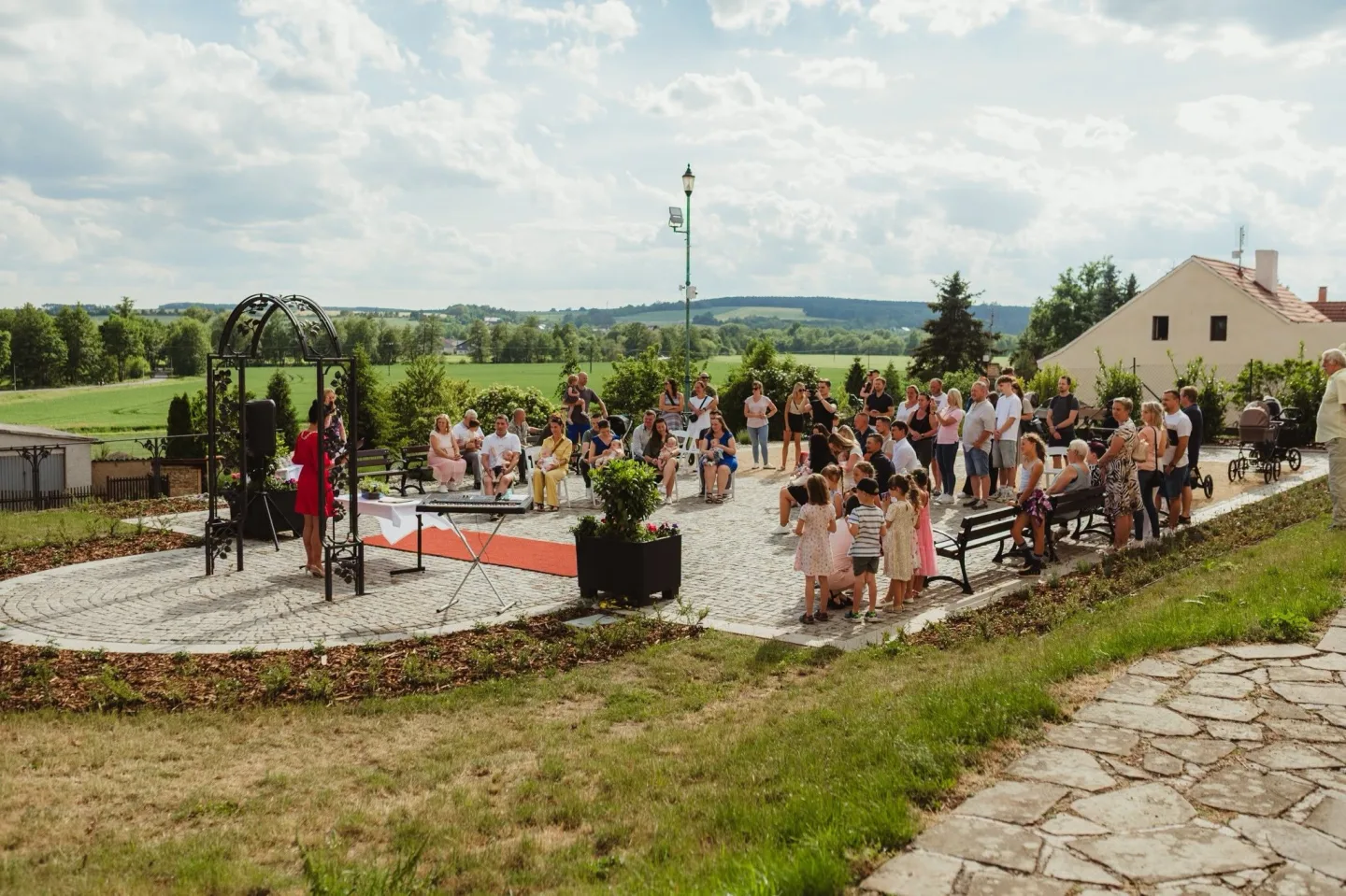 Náš kostel je již opravdu náš, radují se v Touškově. Spolu sním převzali i zahradu