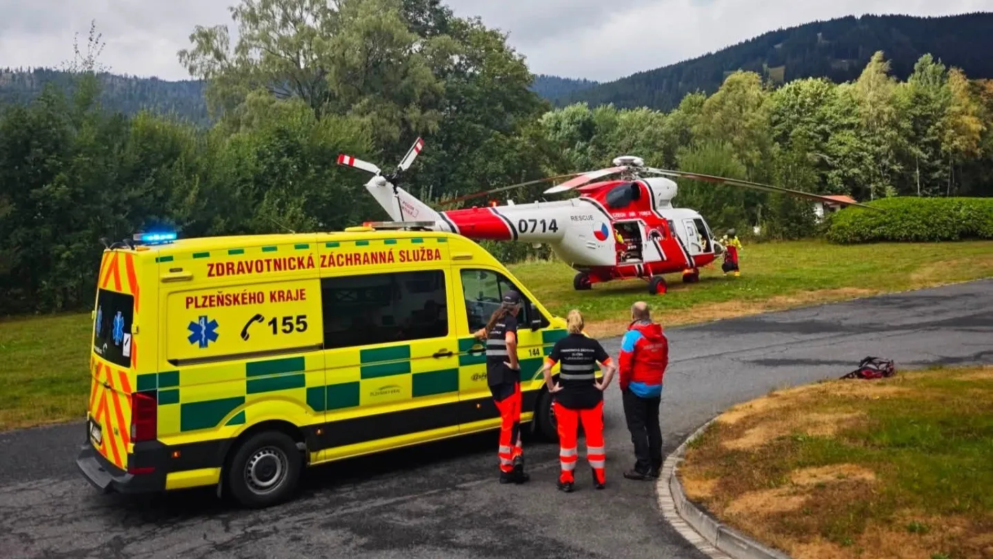 Na malého chlapečka spadla na Šumavě vjezdová vrata, letěl pro něj vrtulník