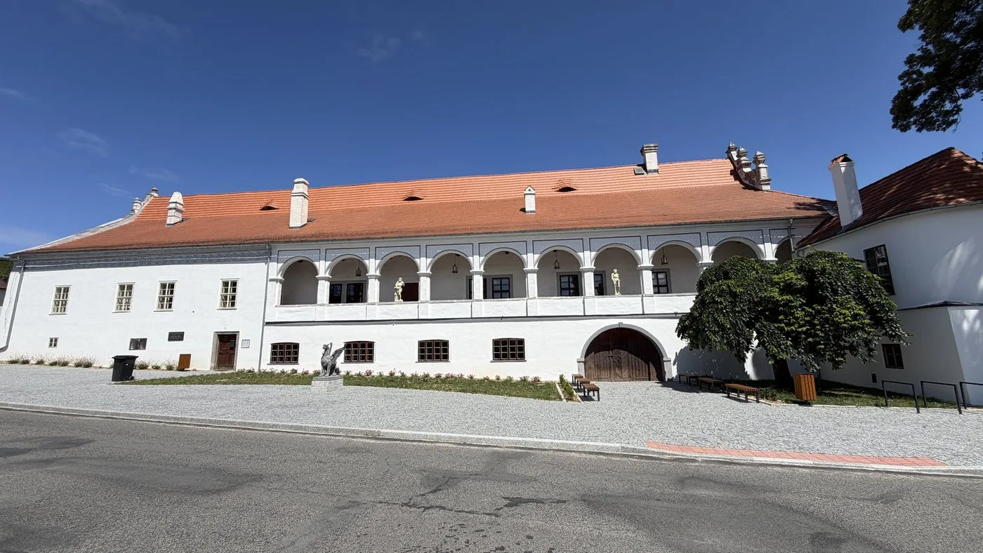 Zámek Mokrosuky s krásnými arkádami