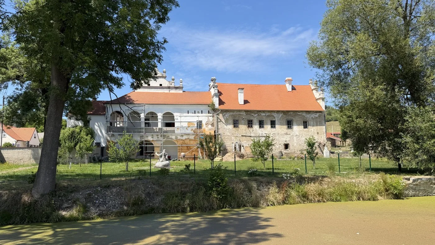 Zámek Mokrosuky, pohled přes zahradu