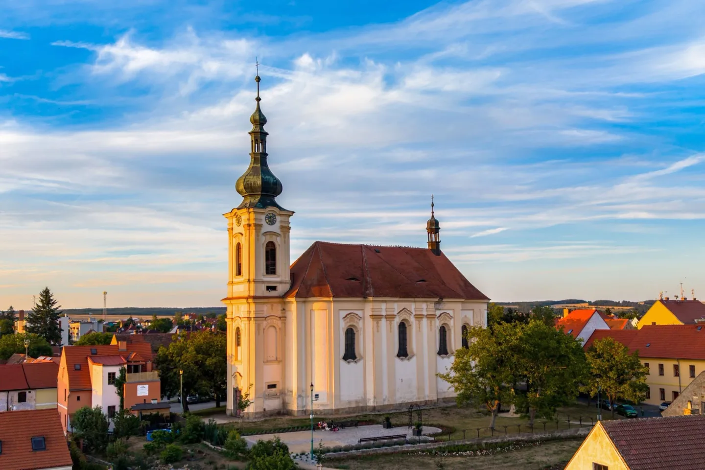 Náš kostel je již opravdu náš, radují se v Touškově. Spolu s ním převzali i zahradu