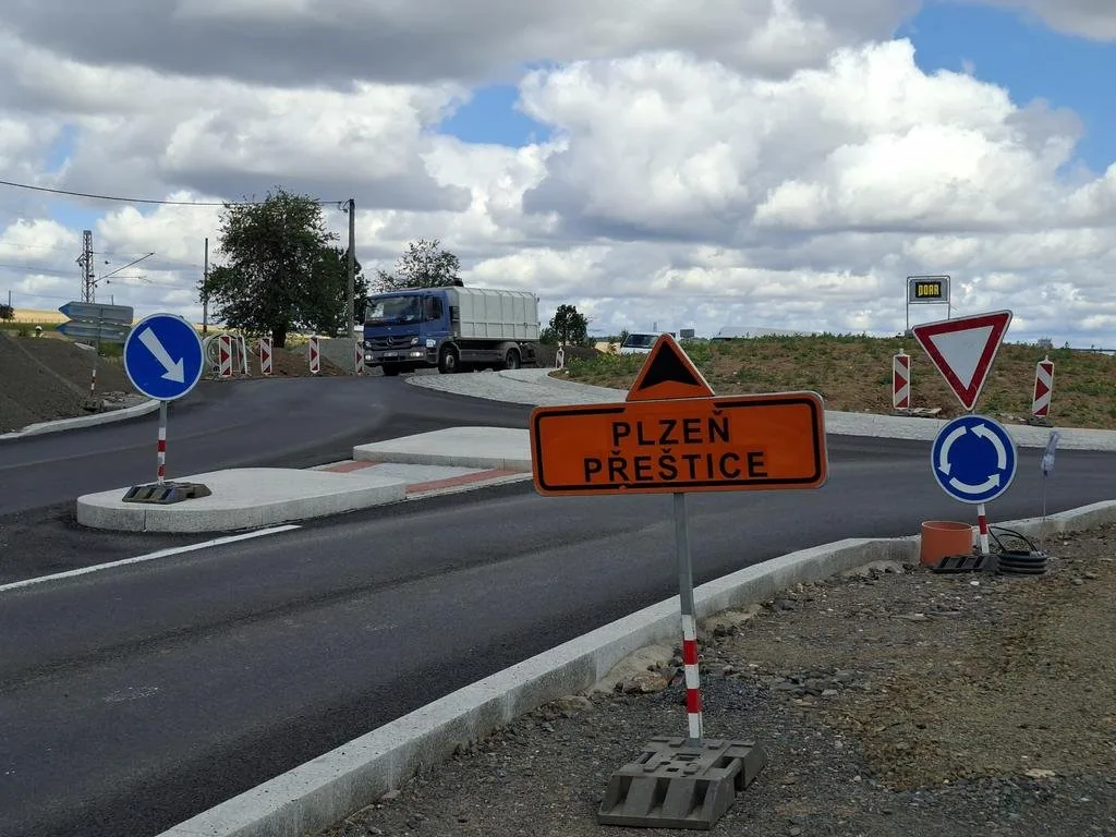 Řidiče čeká další série omezení. Stavba velkého kruháče na I/27 jde do další etapy