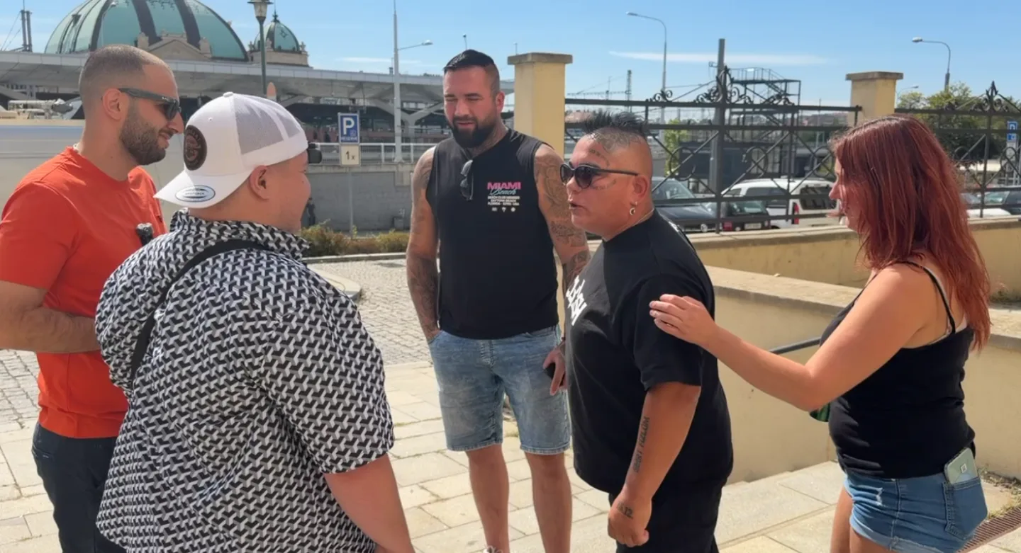Před budovou soudu to hodně vřelo