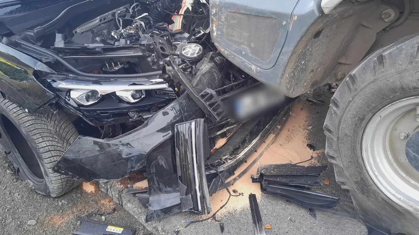 Auto narazilo do těžkého stavebního stroje