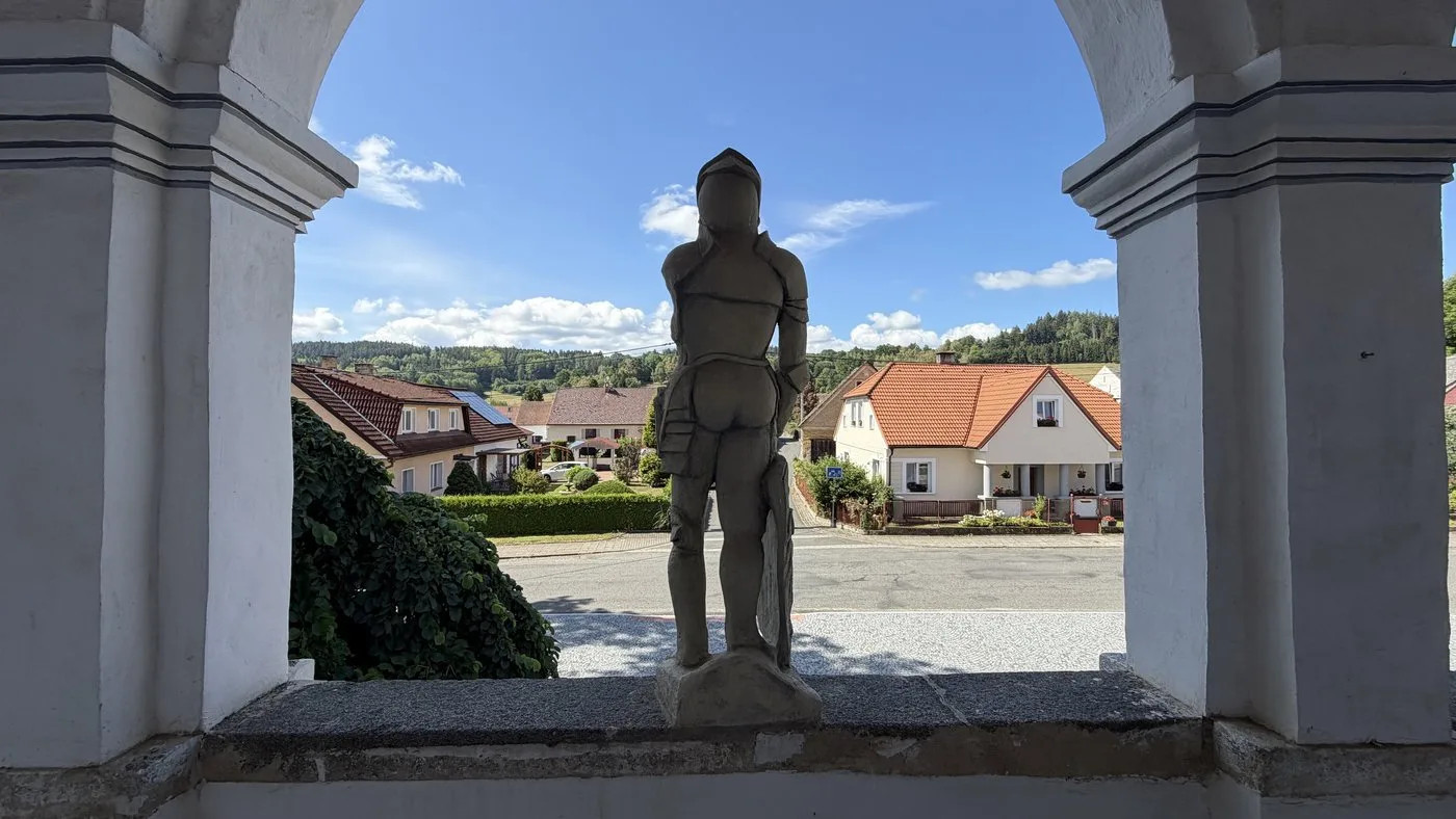 Zámek Mokrosuky s krásnými arkádami