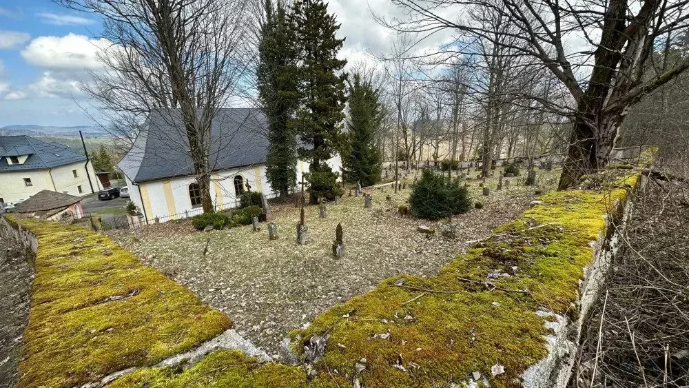 Hřbitov v Dobré Vodě na jaře