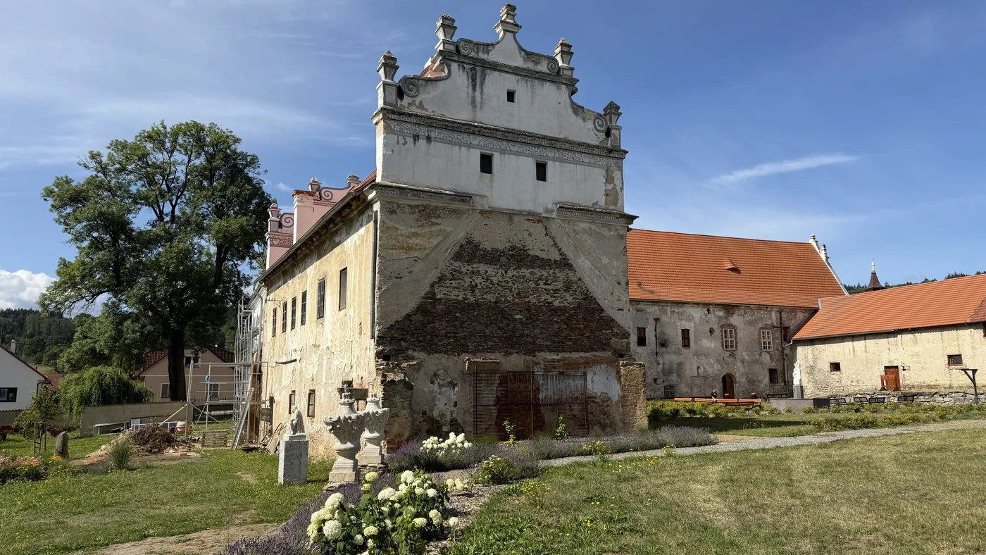 Rodina historického šermíře a zbrojíře opravuje malebný zámek se dvěma strašidly