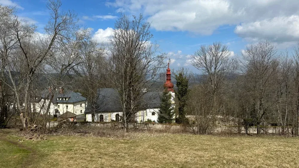 Hřbitov v Dobré Vodě na jaře