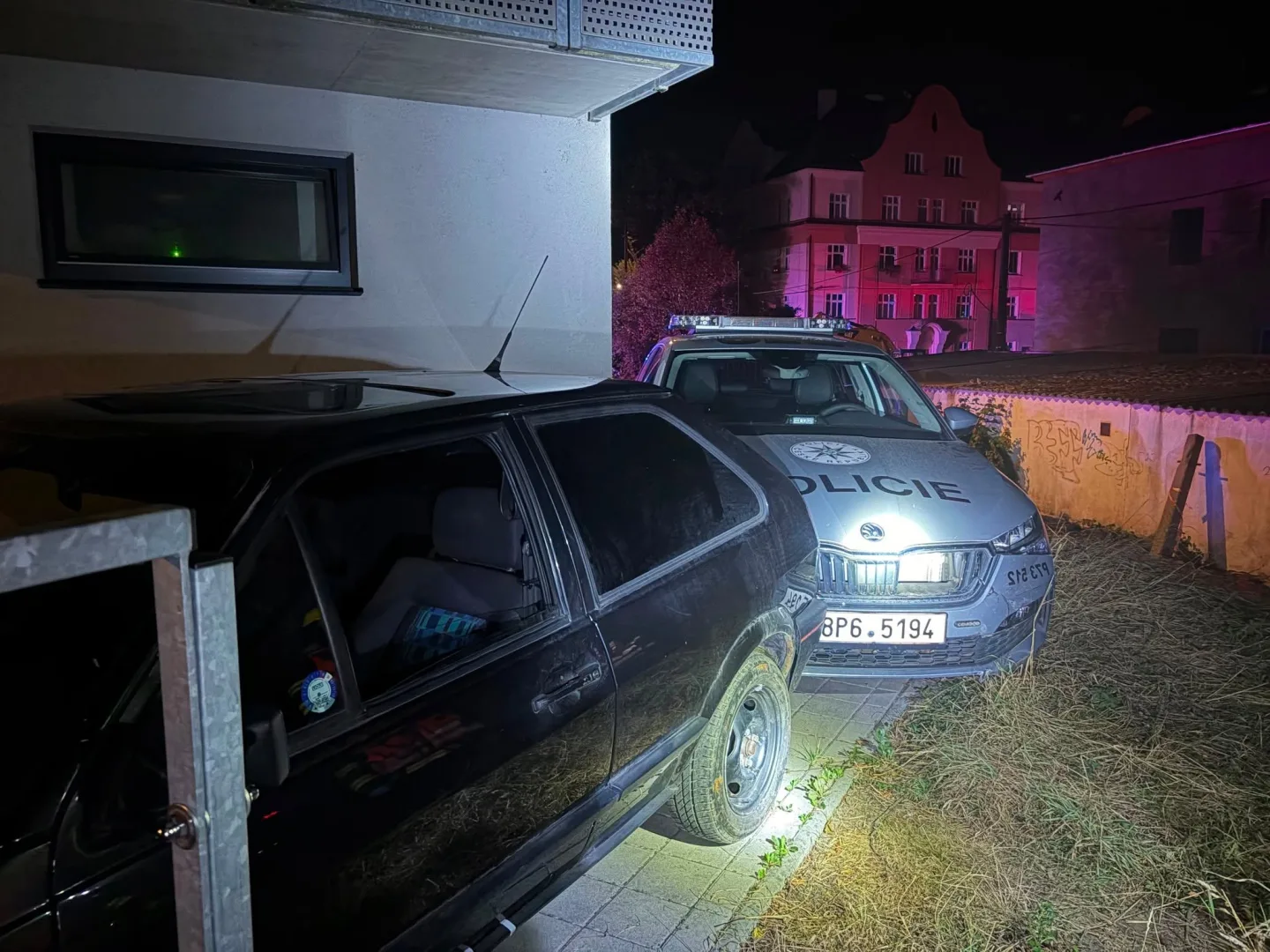 Řidič zběsile ujížděl policii. Psovod ho přitom chtěl jen upozornit na světla