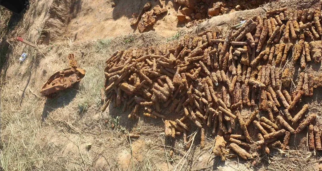 Archeologové vykopali tisíce kusů nebezpečné munice, likvidace trvala celé dny