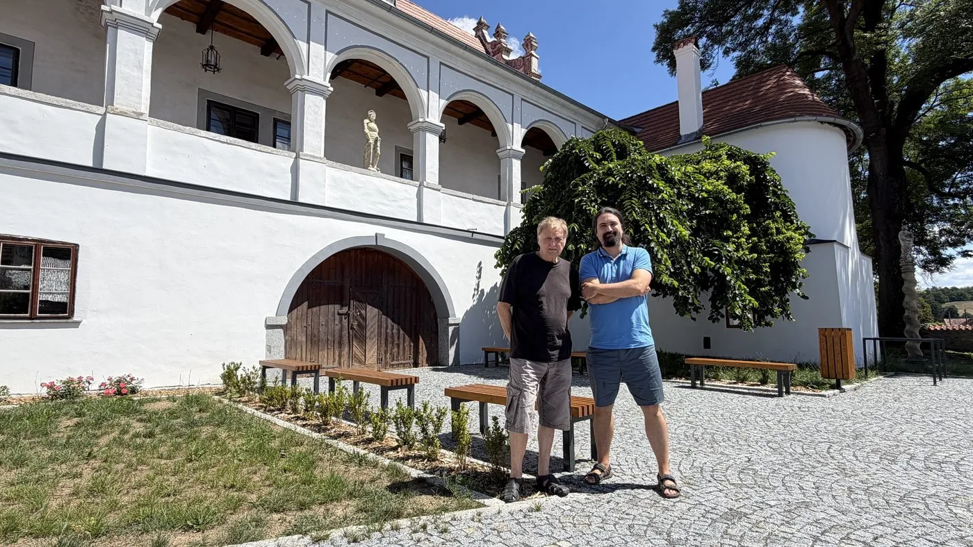 Adam Jelínek s otcem Janem Jelínkem před rodinným zámkem Mokrosuky