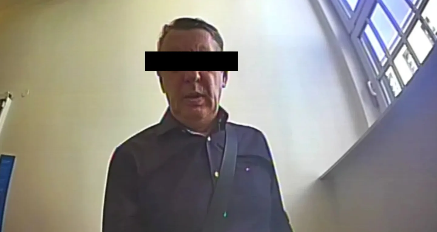 Muž, který měl co říct k zapomenutým penězům v bankomatu, se přihlásil policii