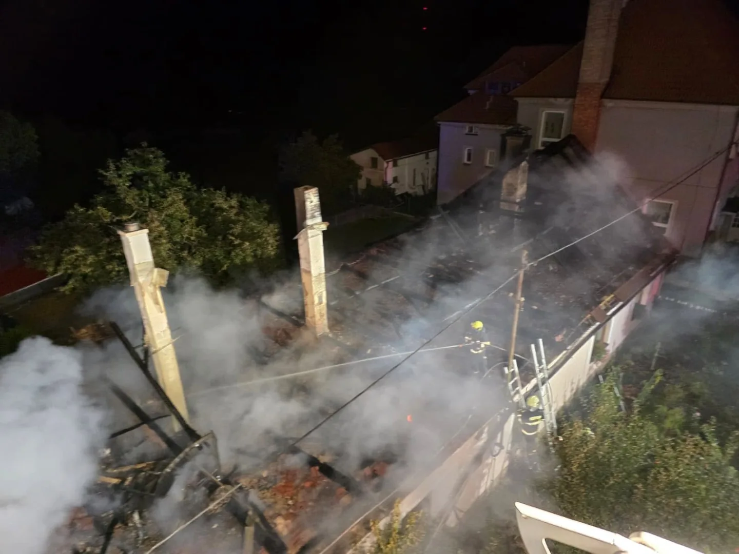 Při nočním požáru shořely čtyři rodinné domy, škoda dosahuje 18 milionů korun